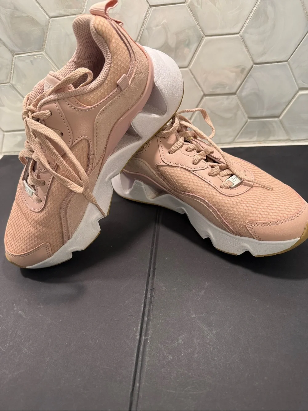 Nike Woman’s RYZ 365 2 Pink Oxford Sneaker Sz 7 EUC GOAT Retired